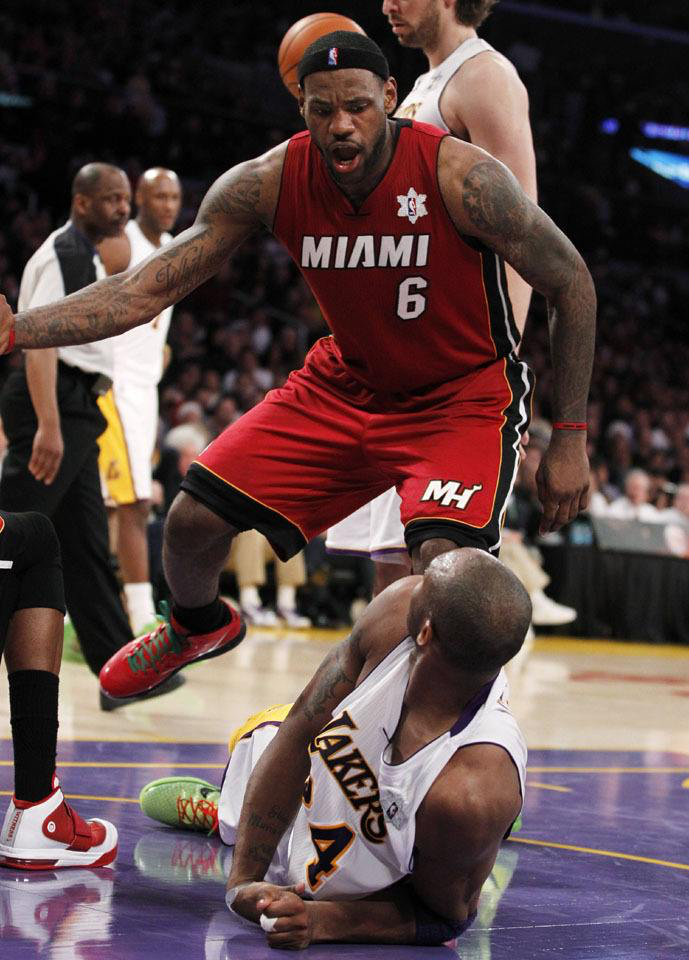 如果詹姆斯单挑科比，会是碾压局！科比面对詹姆斯能赢一次吗？